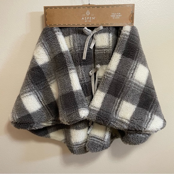 Aspen NWT Faux Fur Tree Skirt 56” Grey Gray White Plaid Sherpa - Picture 2 of 8